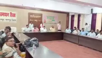 डेरापुर: डेरापुर तहसील परिसर में मुख्यमंत्री कृषक दुर्घटना कल्याण योजना के तहत करीब 26 किसानों को सौंपी गई चेक