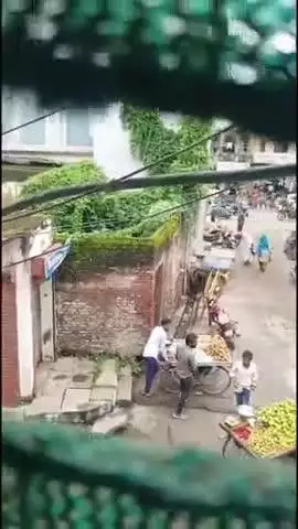 खंडवा नगर: खंडवा: अग्रवाल धर्मशाला की गली में नाली से फल उठाकर बेचने का वीडियो वायरल