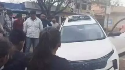 बिजौलिया: आरोली क्षेत्र में चंबल प्रोजेक्ट का अधूरा काम बना मुसीबत, पाइपलाइन के लिए खोदे गड्ढे में गिरी कार, आमजन हो रहे परेशान