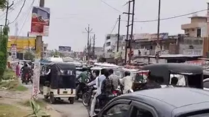 पडरौना: पड़रौना नगर में आय दिन जाम से मच रहा है हाहाकार, घंटों फंसे रहे राहगीर व एम्बुलेंस, लोगों को कब मिलेगी स्थायी निजात