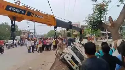 अमानगंज: अमानगंज थाने के सामने अनियंत्रित होकर नाली में घुसी बोलेरो, कोई हताहत नहीं