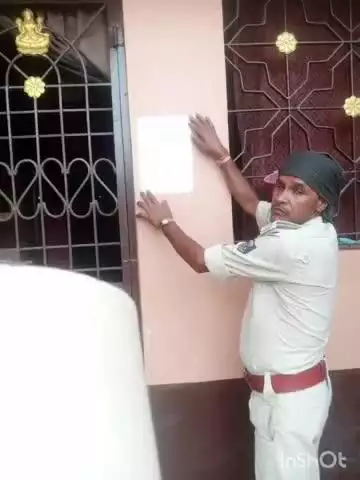 गोपालगंज: नगर थाने की पुलिस ने विभिन्न मामलों में फरार सात आरोपियों के घर इश्तिहार चिपकाए, थाना अध्यक्ष ने दी जानकारी