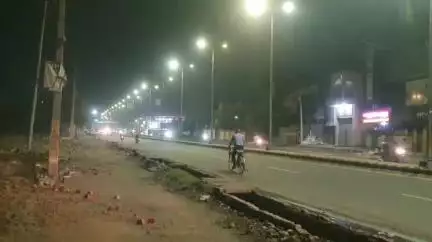 रामपुर: मालगोदाम तिराहे के पास 60 साल पहले बनी 100 दुकानों को नगर पालिका के अफसरों ने 14 घंटे में JCB से किया ज़मींदोज