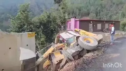 मंडी: मंडी धर्मपुर एनएच में लागधार के पास पलटी जेसीबी, कोई जानी नुकसान नहीं हुआ
