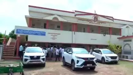 ఉండి: కోలమూరులోని ఆదర్శ ప్రాథమిక పాఠశాలను సందర్శించిన కేంద్ర సహాయ మంత్రి భూపతిరాజు శ్రీనివాస వర్మ