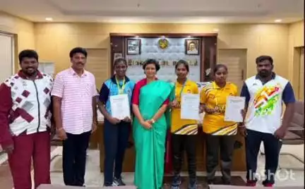 வாலாஜா: ஆட்சியர் அலுவலகத்தில் மாநில அளவிலான குத்துச் சண்டை போட்டியில் பதக்கம் வென்ற வீராங்கனைகள் ஆட்சியரை  நேரில் சந்தித்து வாழ்த்து பெற்றனர்