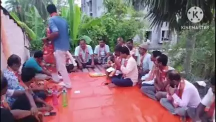 নলহাটি ২: শীতলগ্রামে বিজেপির সাংগঠনিক ও সশক্তিকরণ অভিযান কর্মসূচিতে উপস্থিত মন্ডল নেতৃত্বর পাশাপাশি জেলা নেতৃত্বরা