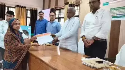 चकिया: तहसील सभागार में चकिया विधायक कैलाश खरवार ने किसान दुर्घटना कल्याण योजना के तहत लाभार्थियों में चेक बांटे