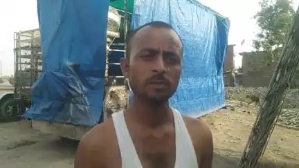 खबर औरैया से सत्ती तालाब पर मुर्गा की गाड़ी खड़ी होने से स्थानीय दुकानदारों और रहगीरो को बदबू से होती है परेशानी