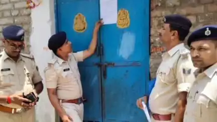 मोकामा: मराँची थाना पुलिस ने 7 वांछित अभियुक्तों के घर पर इश्तहार चस्पा किया