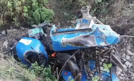 गुमदेश:डुगराबोरा में दर्दनाक हादसा ढाई सौ मीटर गहरी खाई में गिरा ट्रैक्टर चालक की मौत।