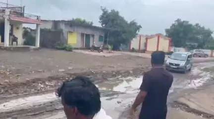 बार्शीटाकळी: चिखलगाव फाटा ते चिंचोली रुद्रायणी गावचा रस्ता त्वरित दुरुस्त करा उपमुख्यमंत्र्यांना ग्रामस्थांचे निवेदन.