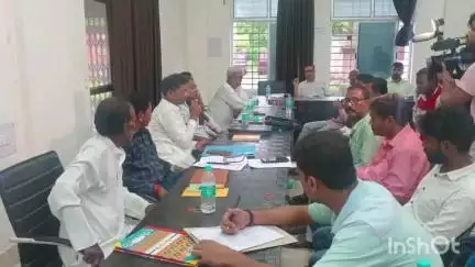 उदाकिशुनगंज: उदाकिशुनगंज प्रखंड कार्यालय में सोमवार को 20 सूत्री कमिटी की महत्वपूर्ण बैठक आयोजित हुई