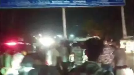 दमोह: किल्लाई नाका पर तेज रफ्तार बुलेरो ने बाइक सवार को मारी टक्कर, राहगीरों का लगा जमावड़ा