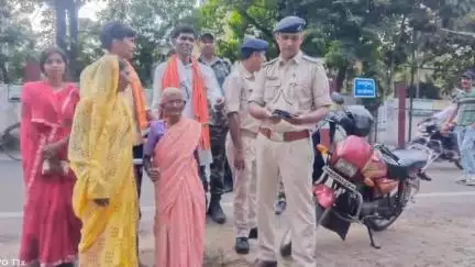 जरीडीह: जैनामोड़ में भूमाफिया और अधिकारी से प्रताड़ित परिवार का सामूहिक आत्मदाह का प्रयास, वार्ता से टला