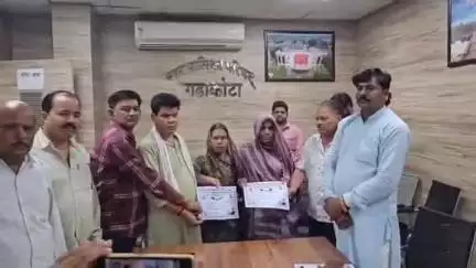 गढ़ाकोटा: मुख्यमंत्री जनकल्याण (संबल) योजना के तहत नगर के पात्र हितग्राहियों को राशि का वितरण