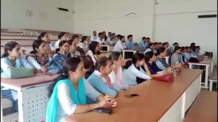 चूरू: पीडीयू मेडिकल कॉलेज में नर्सिंग स्टाफ के लिए विशेष प्रशिक्षण शिविर आयोजित, इंफेक्शन कंट्रोल आदि की दी गई ट्रेनिंग