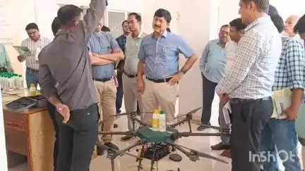 गुना: कलेक्टर ने इफको नैनो यूरिया व इफको नैनो डीएपी की उपयोग विधि बताई, कहा- खेती को उत्तम व किसानों का जीवन सरल बनाएं