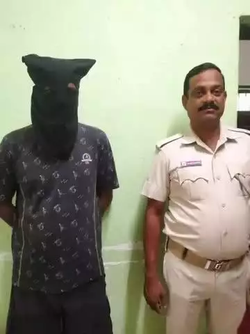 ପୁରୀ ମ୍ୟୁନିସିପାଲଟି: ପୁରୀ ତାଳବଣିଆ କୁମୁଟି ପାଟଣା ଠରେ ସ୍ତ୍ରୀ କୁ ମାଡ ମାରିବା ଅଭିଯୋଗ ରେ ତାଳବଣିଆ ଥାନା ଦ୍ୱାରା ସ୍ୱାମୀ ଗିରଫ