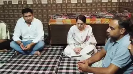 कैराना: कैराना क्षेत्र के बदलूगढ़ में किसान की हत्या के मामले में भाजपा नेत्री मृगांका सिंह ने मृतक के परिजनों से की मुलाकात
