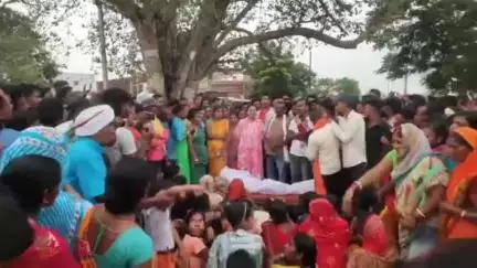 कसमार: पीपल चौक पर शव रखकर हत्यारों की गिरफ्तारी की मांग, ग्रामीणों ने किया सड़क जाम