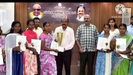 கரூர்: மாவட்ட ஆட்சியர் அலுவலக வளாகத்தில் மக்கள் குறைதீர்க்கும் நாள் கூட்டத்தில் மாற்றுத்திறனாளிகள் மற்றும் பயனாளிகளுக்கு நலத்திட்ட உதவிகள் வழங்கினர்