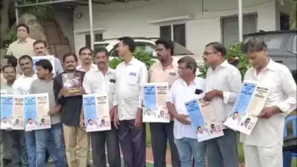 సామర్లకోట వైసీపీ పార్టీ కార్యాలయం వద్ద జగన్ అంటే నమ్మకం చంద్రబాబు అంటే మోసం అనే పుస్తక ఆవిష్కరణ చేసిన వైసీపీ నాయకులు.