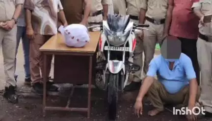 आरोन: आरोन पुलिस ने भौंरा गांव में यात्री प्रतीक्षालय से गांजा तस्कर को 4 किलो गांजे और बाइक के साथ पकड़ा