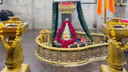 होशंगाबाद नगर: शहर के गोल घाट स्थित काले महादेव मंदिर में भगवान का अमृत स्वरूप में किया गया शृंगार