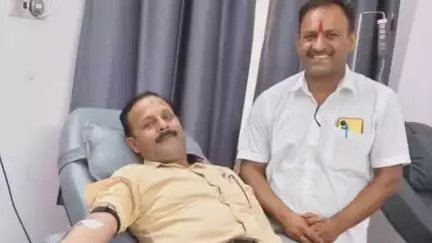 मंडला: सैयद जावेद अली ने जिला अस्पताल के ब्लड बैंक में जरूरतमंदों को किया रक्तदान