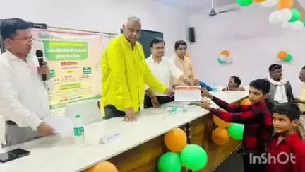 एत्मादपुर: कृषक दुर्घटना कल्याण योजना के अंतर्गत तहसील एत्मादपुर सभागार में 20 आश्रित परिवारों को 5-5 लाख रुपए के चेक दिए गए