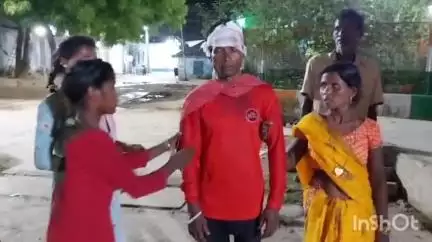 नवादा: भदोखर गांव में एक युवक के साथ बदमाशों ने रास्ता रोककर की मारपीट, अस्पताल में कराया इलाज