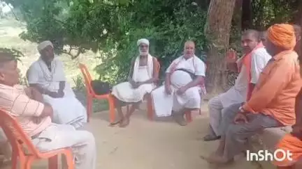 मधवापुर: साहरघाट: मस्तराम कुटी के महंत सह पुजारी की हत्या के बाद साधु-संतों ने घटनास्थल का जायजा लिया