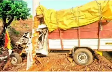 कुंडम: कुंडम रोड पर तेज रफ्तार पिकअप वाहन पेड़ से टकराया, एक की मौत और 8 घायल