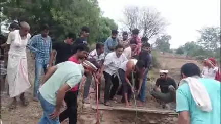 बसवा: बसवा पुलिस के डर से कुएं में कूदे चोरी के आरोपी की अस्पताल में मौत, भाई ने कहा- पुलिसकर्मी ने धक्का मारा