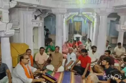 देसूरी: सादड़ी के वाराह अवतार मंदिर में सत्संग, अहमदाबाद विमान हादसे के मृतकों को श्रद्धांजलि दी गई, कीर्तन का आयोजन