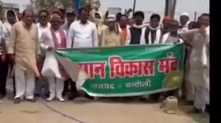 चकिया: किसान विकास मंच चन्दौली ने विद्युत उपकेंद्र इलियाँ पर सौंपा पत्रक