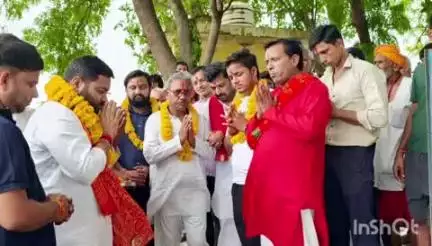 एत्मादपुर: आवलखेड़ा में सीसी सड़क निर्माण कार्य का ब्लॉक प्रमुख ने किया शिलान्यास