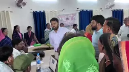 सिमरिया: जबड़ा पंचायत भवन में आयोजित आयुष्मान कैंप का बीडीओ और एसडीओ ने किया निरीक्षण