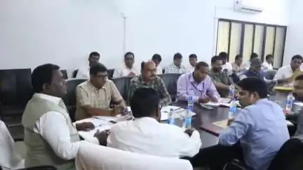 चाईबासा: झारखंड विधानसभा की सदाचार समिति की टीम पहुंची चाईबासा, ज़िला अधिकारियों के साथ की बैठक