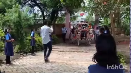 जामनेर: तालुक्यातील रांजणी येथे बैलगाडीतून पहिल्या दिवशी विद्यार्थ्यांची ढोल पथक व लेझीम पथकासह वाजत गाजत मिरवणूक.