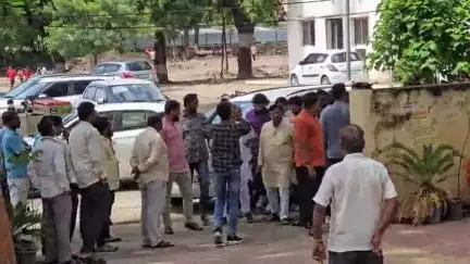 वैजापूर: खंडाळा येथील प्रकरणात आमदार संजय केनेकर यांनी घेतली पोलीस निरीक्षक यांची वैजापूर पोलीस ठाण्यात भेट