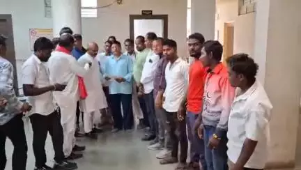राहुरी: शहरातील एकलव्य वसाहतीत नागरी सुविधा मिळत नसल्याने नागरिकांचे पालिका प्रशासनाला निवेदन