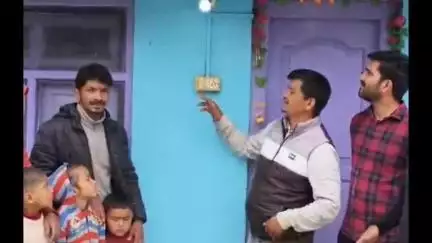 कपकोट: जातोली गांव में आज़ादी के इतने वर्षों बाद बिजली पहुंचने पर जश्न का माहौल, ग्रामीणों ने बिजली पोलों पर लगाया तिलक