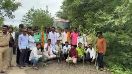 मुदखेड: दरेगाव इथे रस्त्यात खड्डे पडल्याने येथील रहिवाशांना व वाहनधारकांना नाहक त्रास सहन करावा लागत आहे #Jansamasya