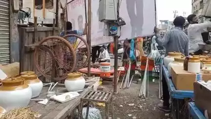 धुळे: जुना आग्रा रोड छत्रपती स्मारक ते गांधी चौक पर्यत अनाधिकृतपणे लावले बॅनर महापालिकेने हटविले