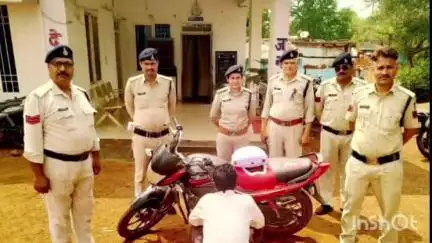 बिलहरी मोड़ से पुलिस ने 1 किलो 342 ग्राम अवैध गांजे के साथ एक युवक को किया गिरफ्तार, बाइक ज़ब्त
