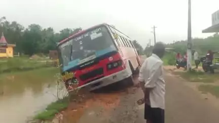 ಕಾರವಾರ: ಜೆಜೆಎಂ ಯೋಜನೆಯಡಿ ಅವೈಜ್ಞಾನಿಕ ಕಾಮಗಾರಿ, ಕಿನ್ನರದ ರಸ್ತೆ ಪಕ್ಕ ಸಿಲುಕಿದ ಬಸ್