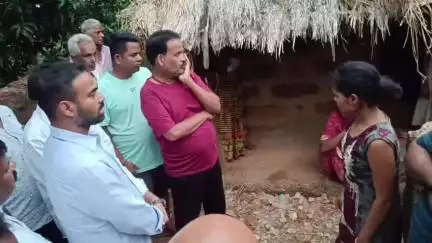 ସୁକିନ୍ଦା: ବୈରୀମାଳ ଗାଁରେ ହଇଜାରେ ଆକ୍ରାନ୍ତ ହୋଇ ଦେହାନ୍ତ ବସନ୍ତ ବାରିକଙ୍କ ପରିବାର ବର୍ଗଙ୍କୁ ସାନ୍ତ୍ୱନା ଦେଲେ ପ୍ରୀତିରଞ୍ଜନ ଘଡାଇ