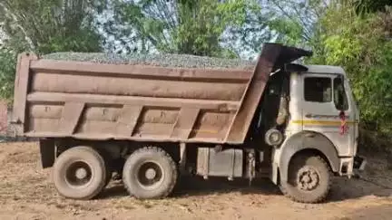 पाटन: नवा जयपुर थाना पुलिस ने अवैध छरी से लदा हाइवा को जब्त किया